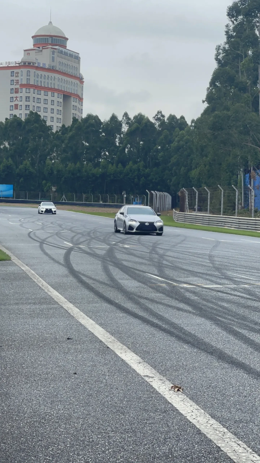 林俊杰赛道帖2.2万赞、210万播放的话题在问'驾驶乐趣多少钱':新手先对完这6张价签和3笔隐形账,再想下赛道
