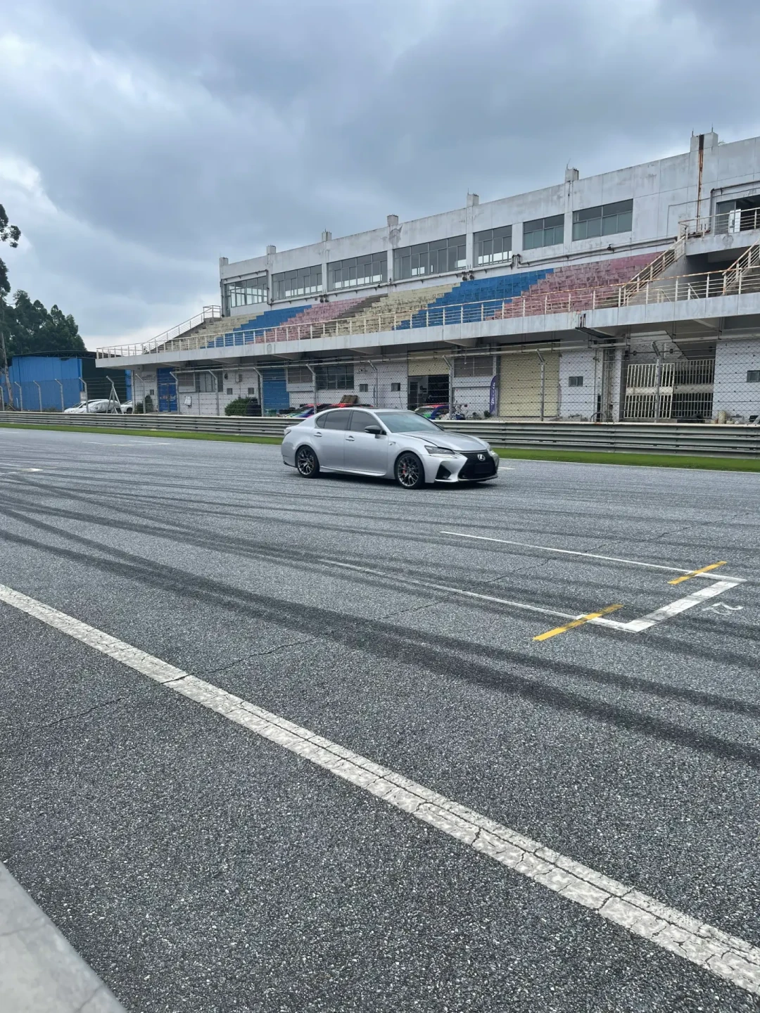 林俊杰赛道帖2.2万赞、210万播放的话题在问'驾驶乐趣多少钱':新手先对完这6张价签和3笔隐形账,再想下赛道
