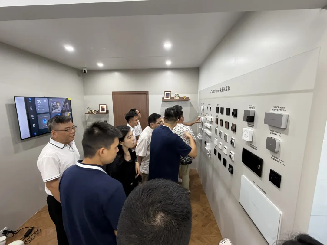 荣耀全屋智能发完会了,四张纸交了几张?核完官方通稿、国包57条评论区和美的官宣——到货两张,都不是你等的那张