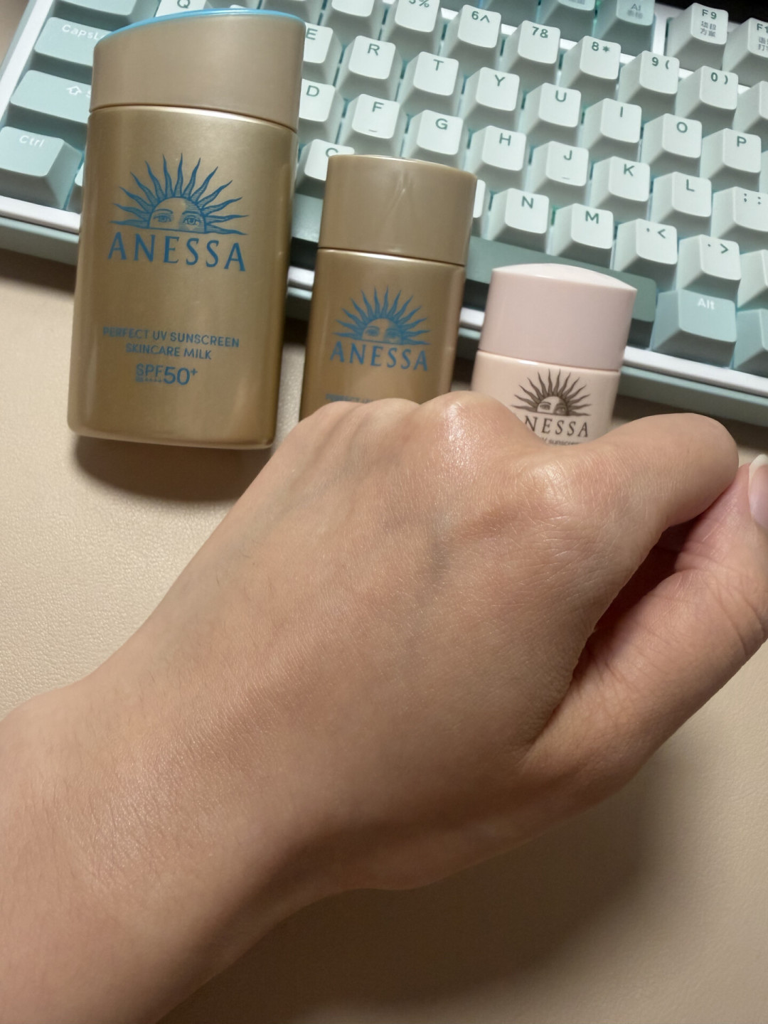 顶着安热沙晒黑一夏的人,先别骂瓶子:翻完20多条晒黑实录,锅分成两种