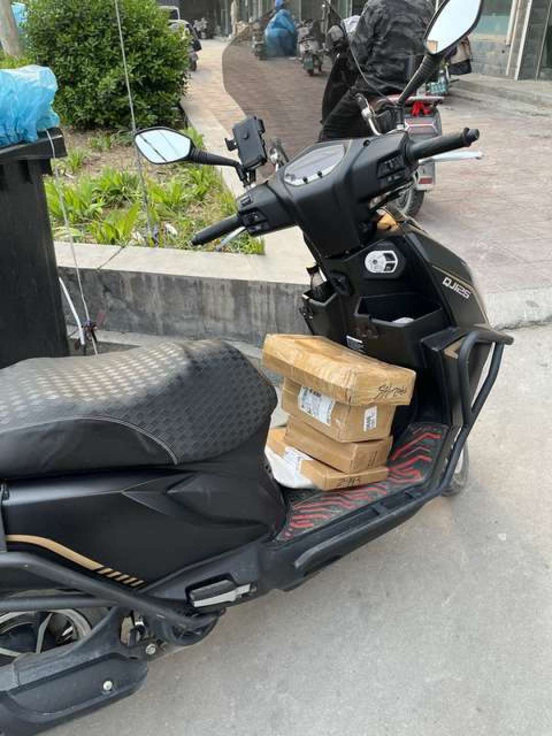 周六摩博会开锣,四台新仿赛挤进一千零二十块价差,零售前三却全是巡航——每天来回30公里的人,先把这5个数字测完再选品类