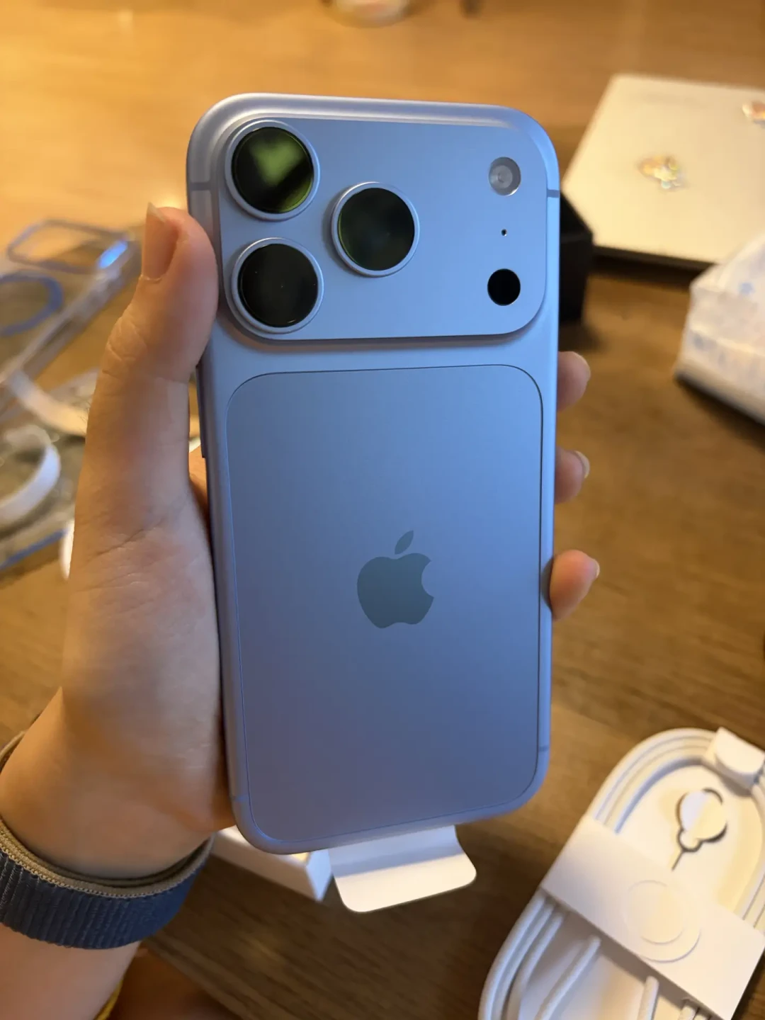 18 Pro 开售日,最值得讲的新功能可能是个反诈的:iOS 27「冒充风险检测」上线,但默认关闭、支付 App 不适配等于没开、「18 Pro 专属」还是误读——谁该开、谁该等、家里长辈怎么护,连防「诱导关闭」的 24 小时冷静期细节,我替你捋清了