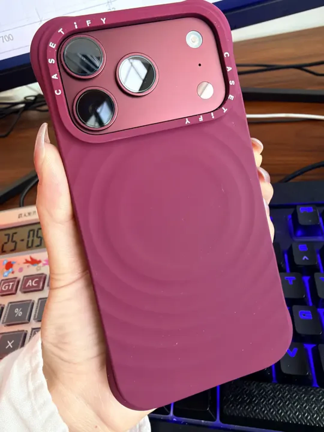 18 Pro 开售日,最值得讲的新功能可能是个反诈的:iOS 27「冒充风险检测」上线,但默认关闭、支付 App 不适配等于没开、「18 Pro 专属」还是误读——谁该开、谁该等、家里长辈怎么护,连防「诱导关闭」的 24 小时冷静期细节,我替你捋清了