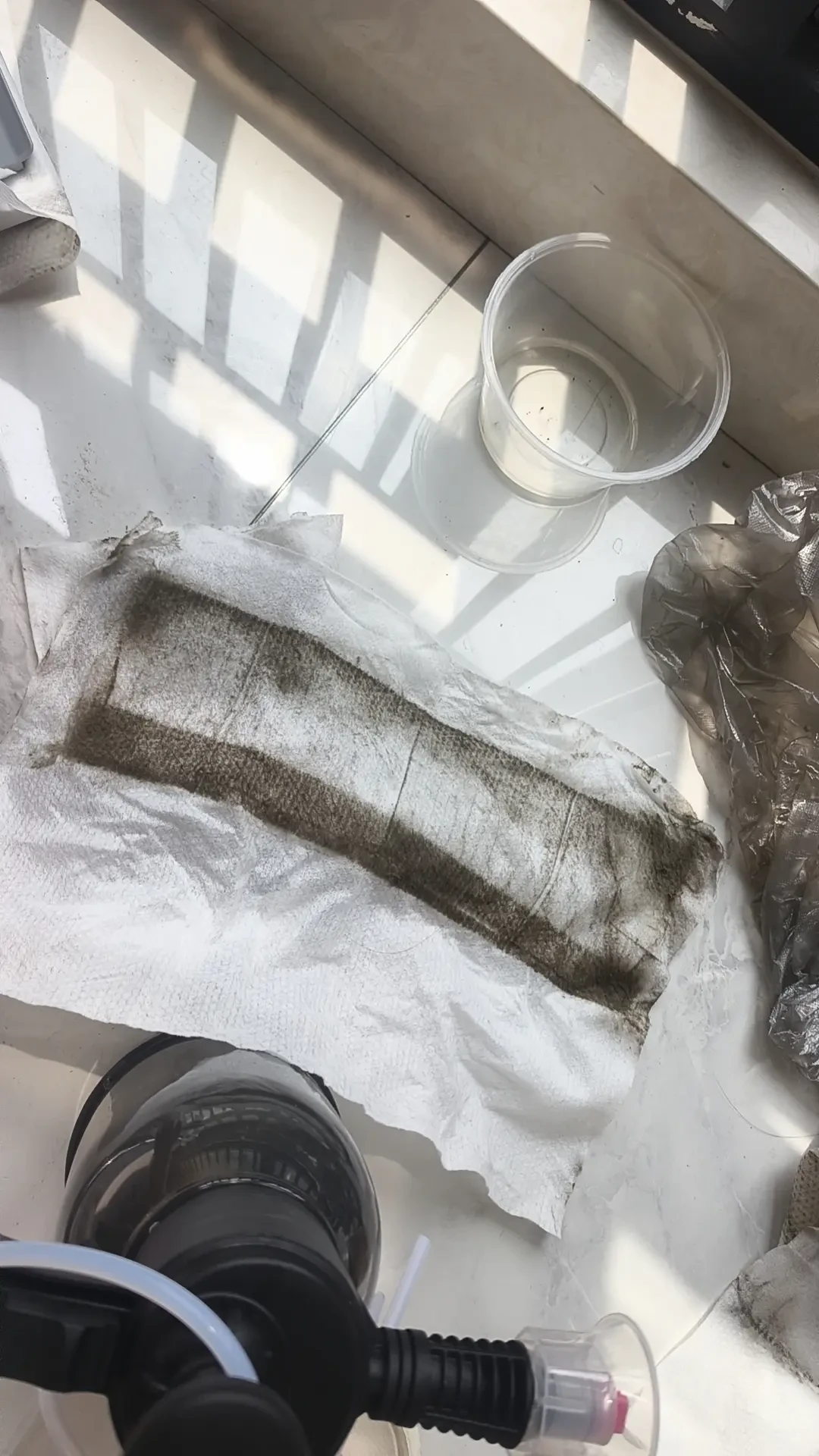 「一刷就干净」的免拆纱窗刷,是神器还是智商税?别急着下单,也别抄「吹风机吹、贴报纸」:先看纱窗能不能拆、挂的是浮灰还是油垢,再决定干刷、湿擦还是拆下来冲