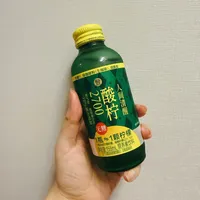卫健委刚算完25克的糖账，办公室的手伸向了卖断货的"激酸醒神瓶"：激酸潮的鼻祖其实是一口超标的糖——对完五瓶配料字典、酸与牙胃账、没印数的咖啡因账和5块9到20块的价梯，这瓶怎么喝、谁别碰，理清了
