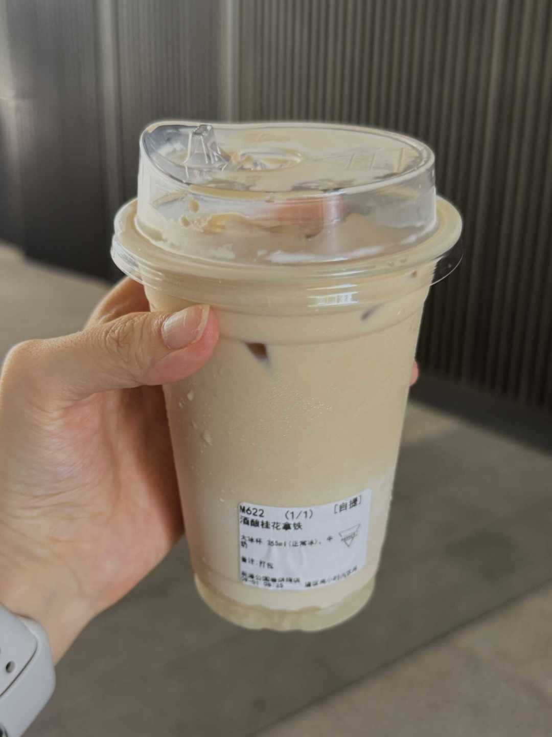 Manner「超大杯」里套了个小杯:473ml的名头,装的却是行业大杯——这波杯量账,我把7家品牌的数字、升杯差价和三档索赔路全对完了