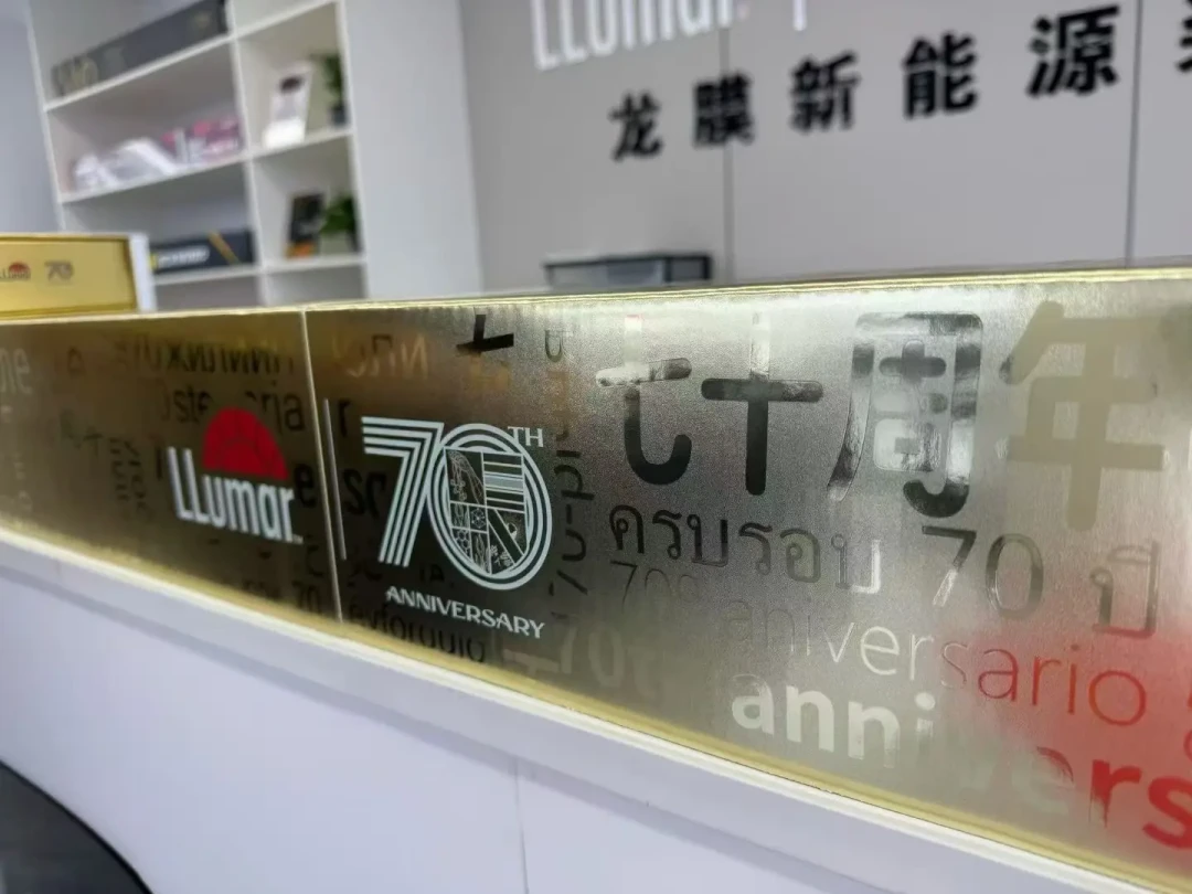 龙膜双节贴膜全在讲“金”:对完金装后羿官宣、2000家选约100家的金标门店和3套“私信报价”话术,才搞懂这笔金该核什么