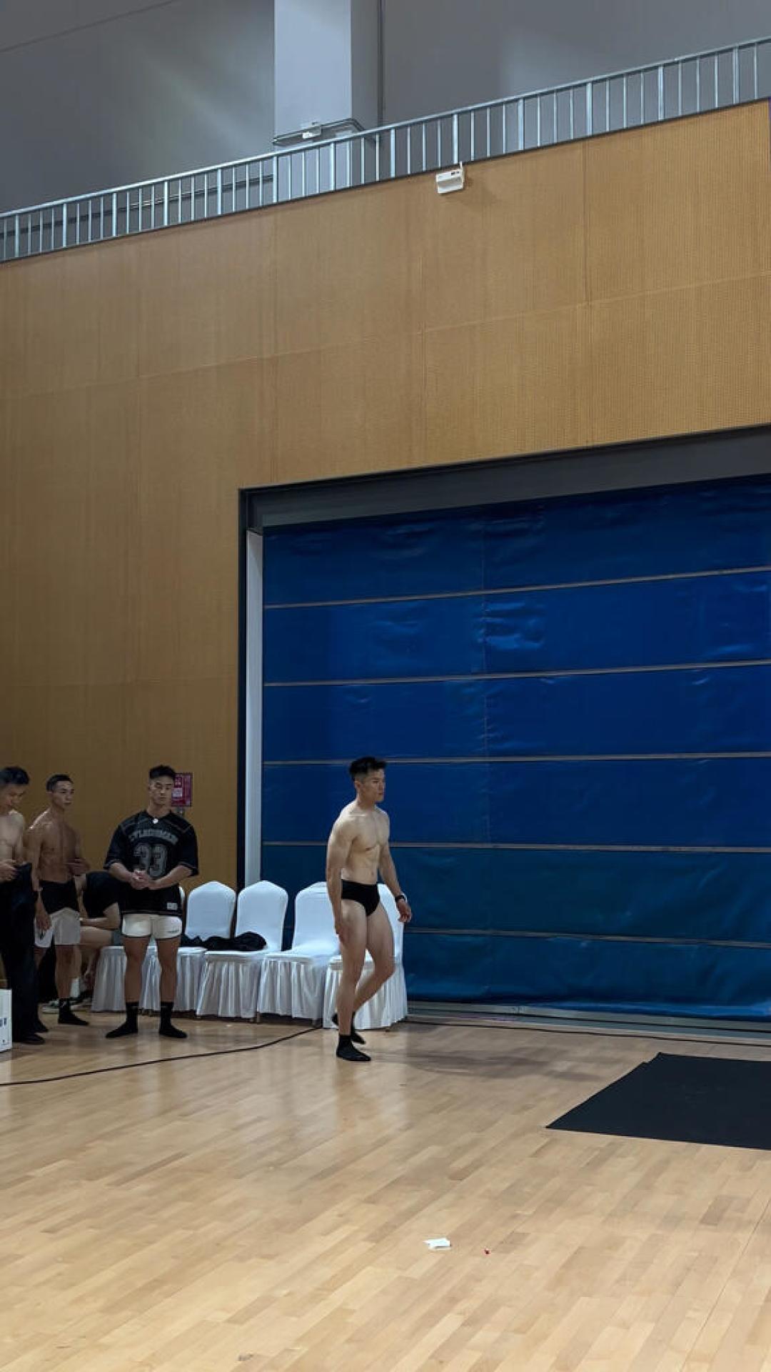 奥赛看得人热血沸腾,你人生第一场健美比赛其实只要几千块:2026秋季新人赛费用、组别、避坑全讲清