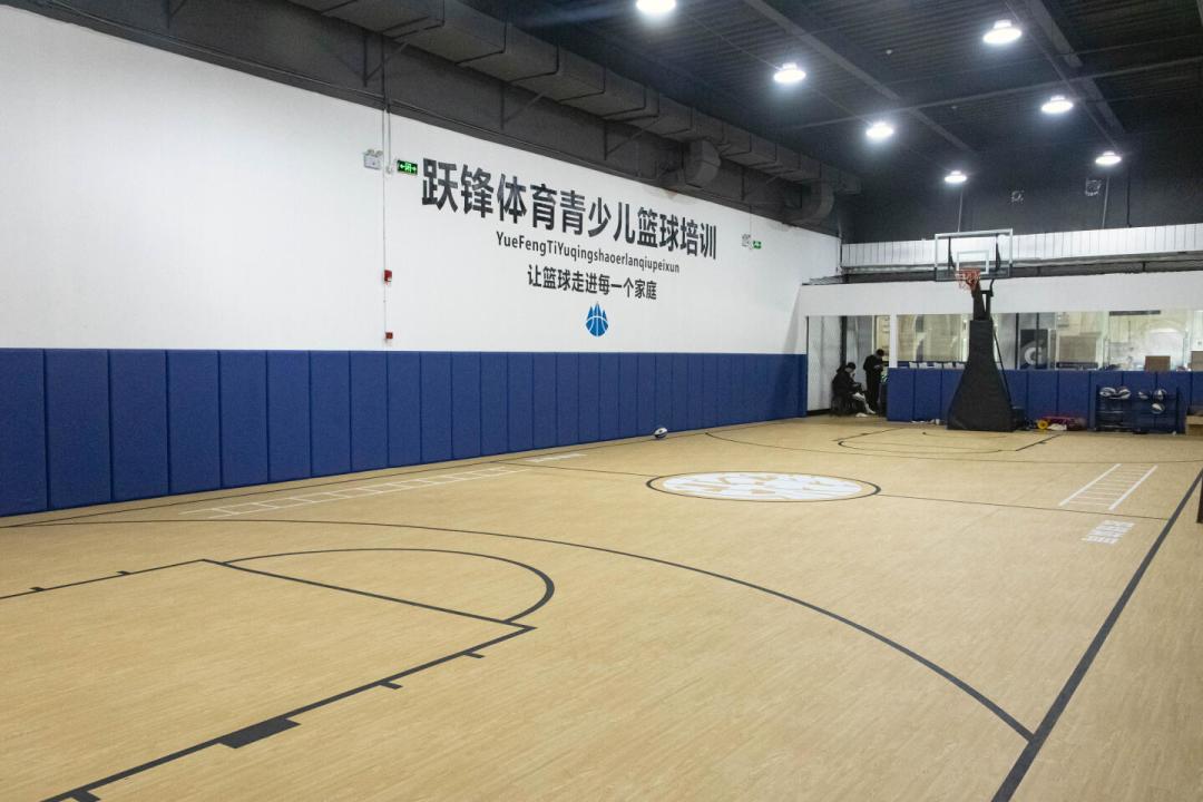 王力宏提着尿壶上热搜:把这对老友20年的事实链捋完,才懂网友为什么吵翻