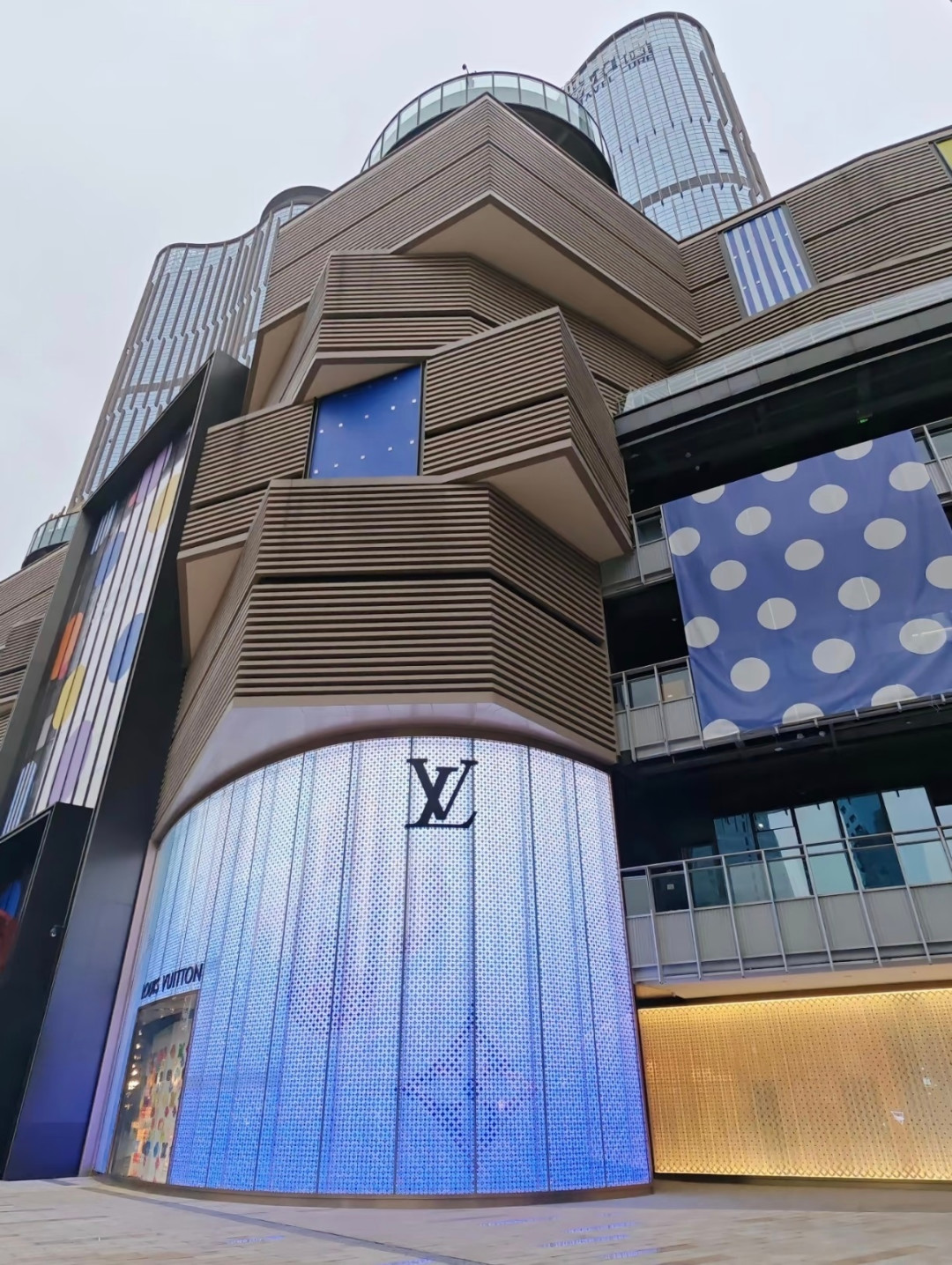 2.3万元LV新包“消磁”:关店潮、二手回收价崩盘之后,这包现在还能买吗?