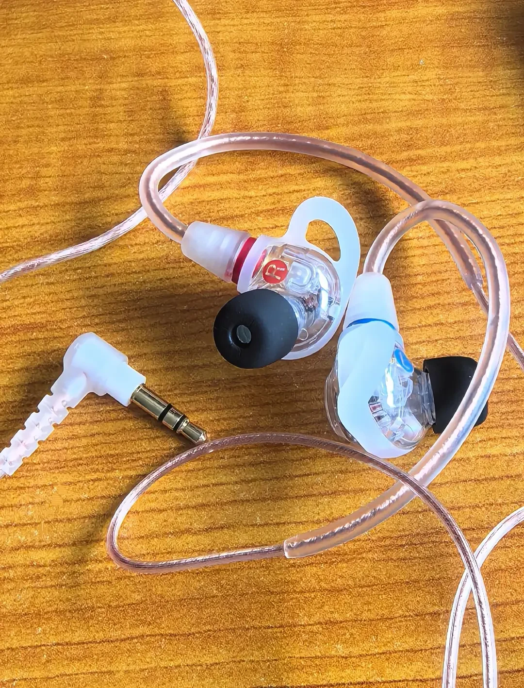 闷、低频多、还不接M9的班:憋了8年的索尼新入耳,为什么舞台上的人抢着试?
