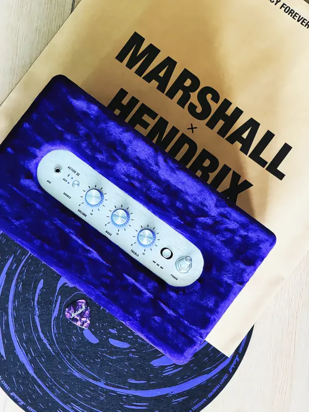 Marshall×Hendrix纪念版卖2399元:拆开看声音和普通版一模一样,多掏的钱全在那层紫丝绒和开机音里