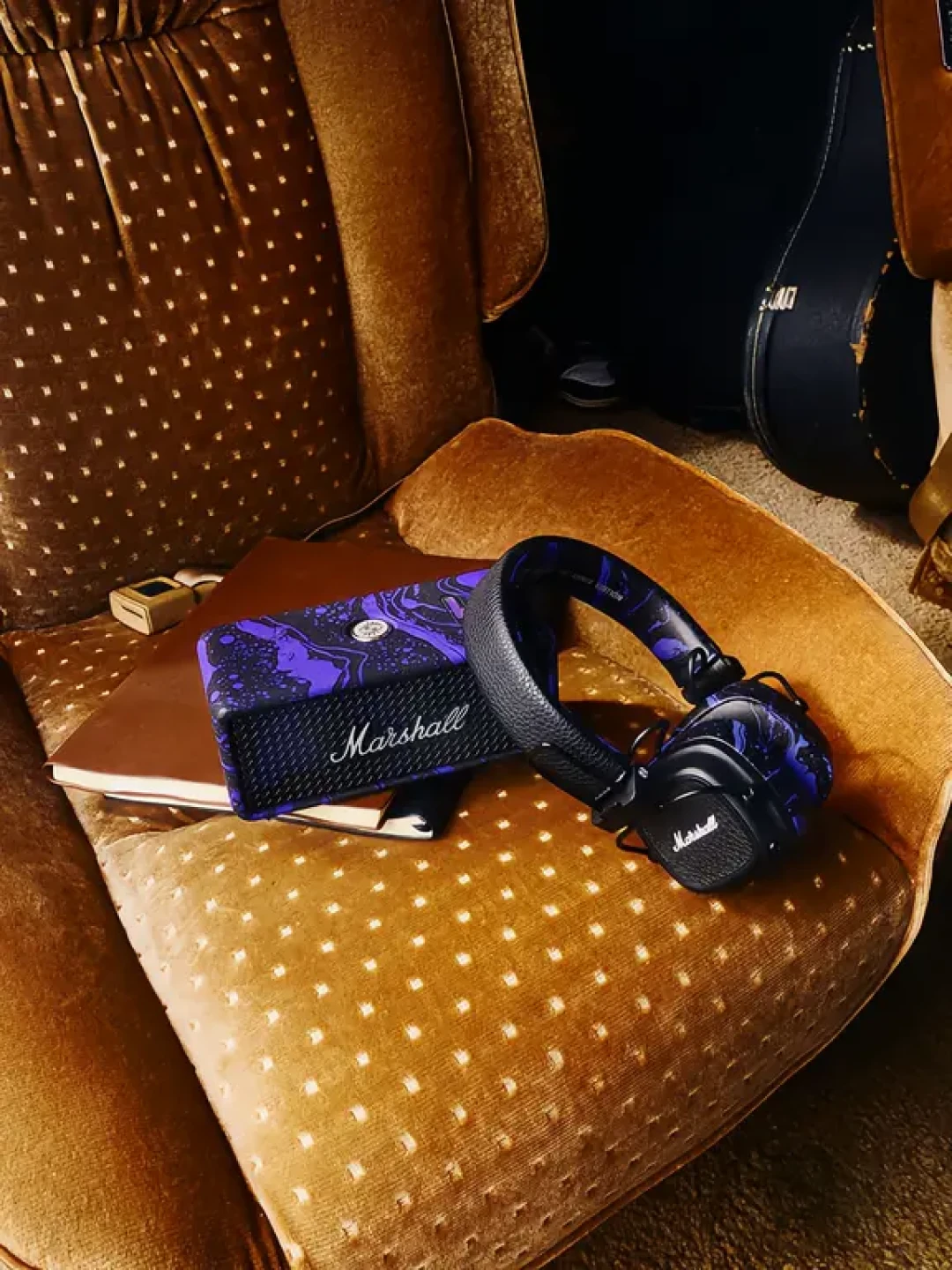 Marshall×Hendrix纪念版卖2399元:拆开看声音和普通版一模一样,多掏的钱全在那层紫丝绒和开机音里