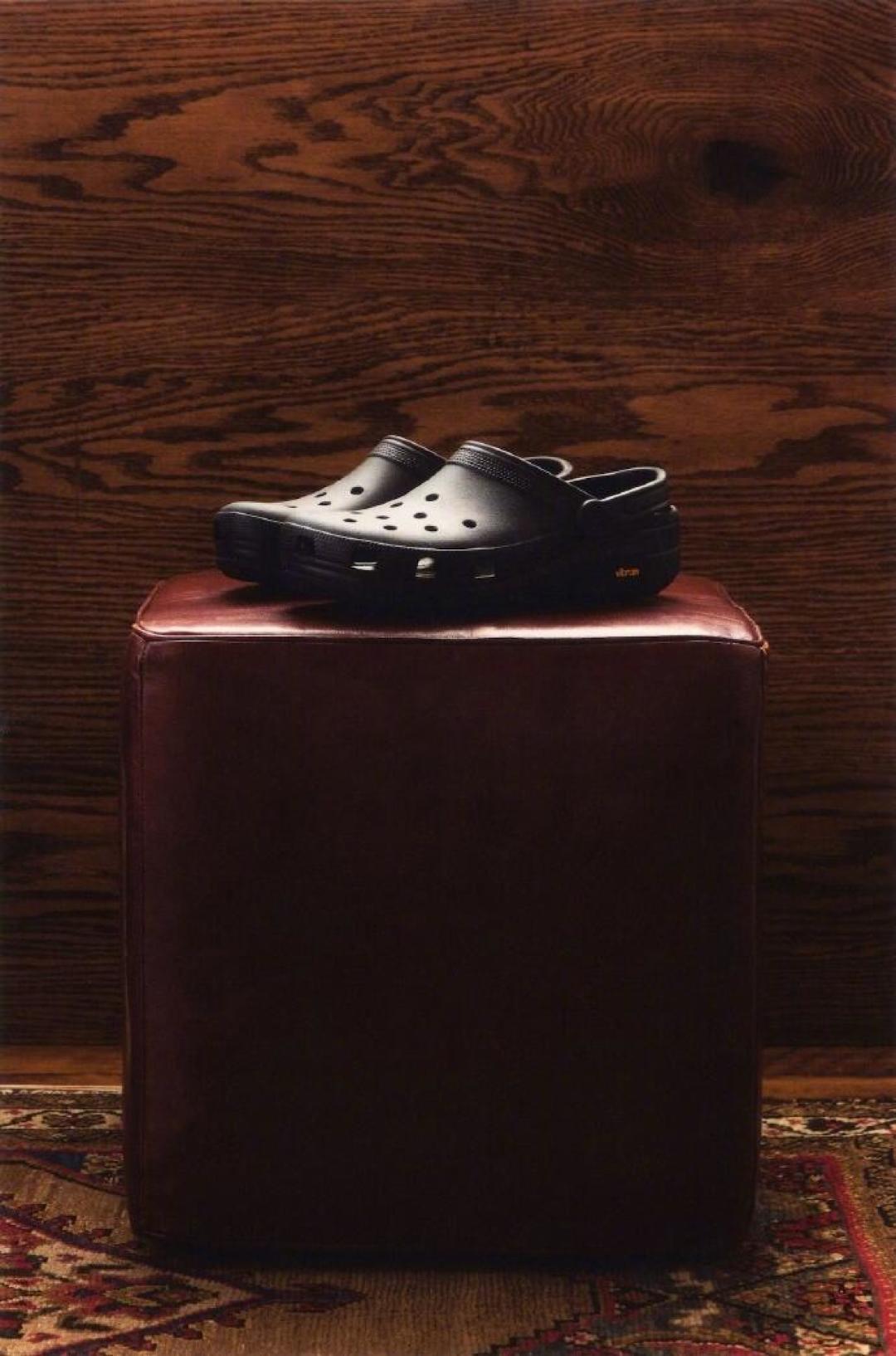 Patta×Crocs今天开售,瑞幸联名还在二手半价甩:V底洞洞鞋的黄标,只剩耐磨这笔账