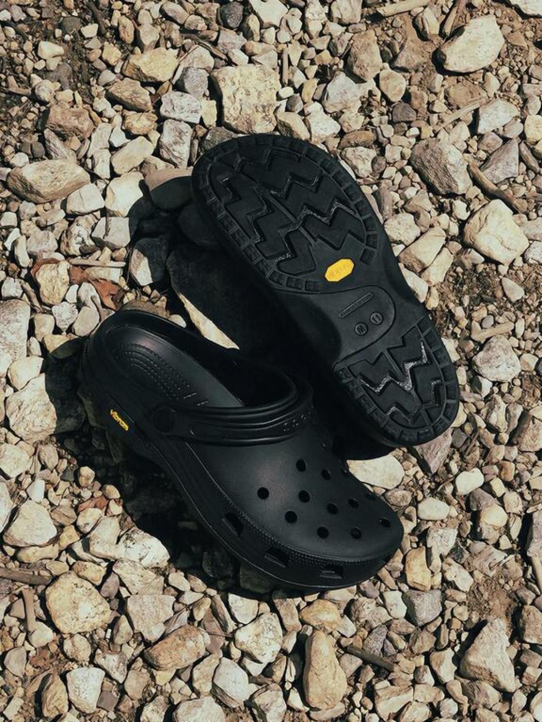 Patta×Crocs今天开售,瑞幸联名还在二手半价甩:V底洞洞鞋的黄标,只剩耐磨这笔账