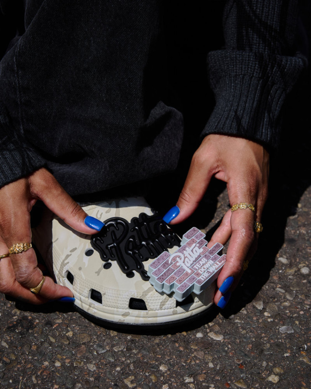 Patta×Crocs今天开售,瑞幸联名还在二手半价甩:V底洞洞鞋的黄标,只剩耐磨这笔账