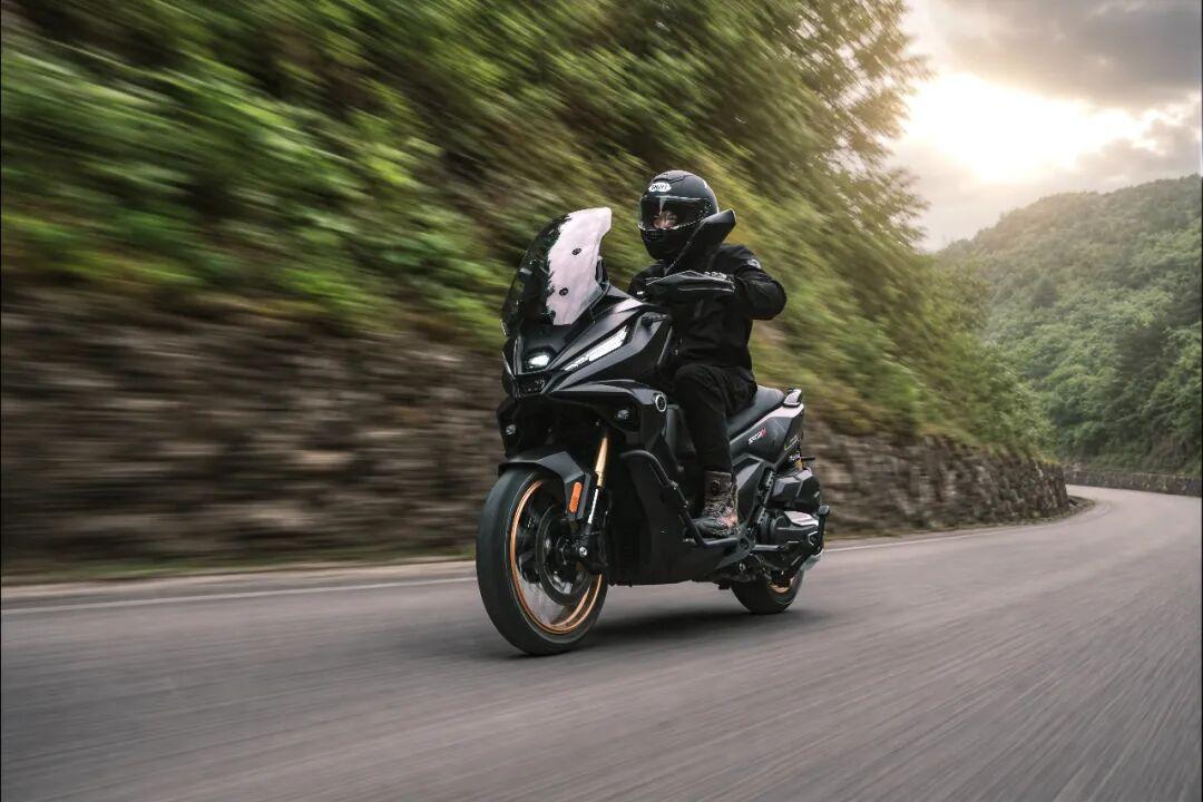 TVL350密集交车、SR450X车主晒出400公里维修单、明天摩博会又抬来一台双缸RT450:350大踏板30天乱局,2万5到3万5的预算是现在动还是再等
