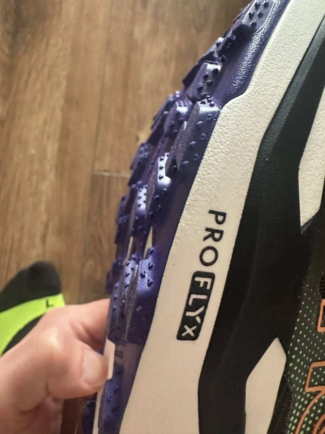 HOKA钛氪动X4发售满月:定价比X3首发低300元,但初评区的