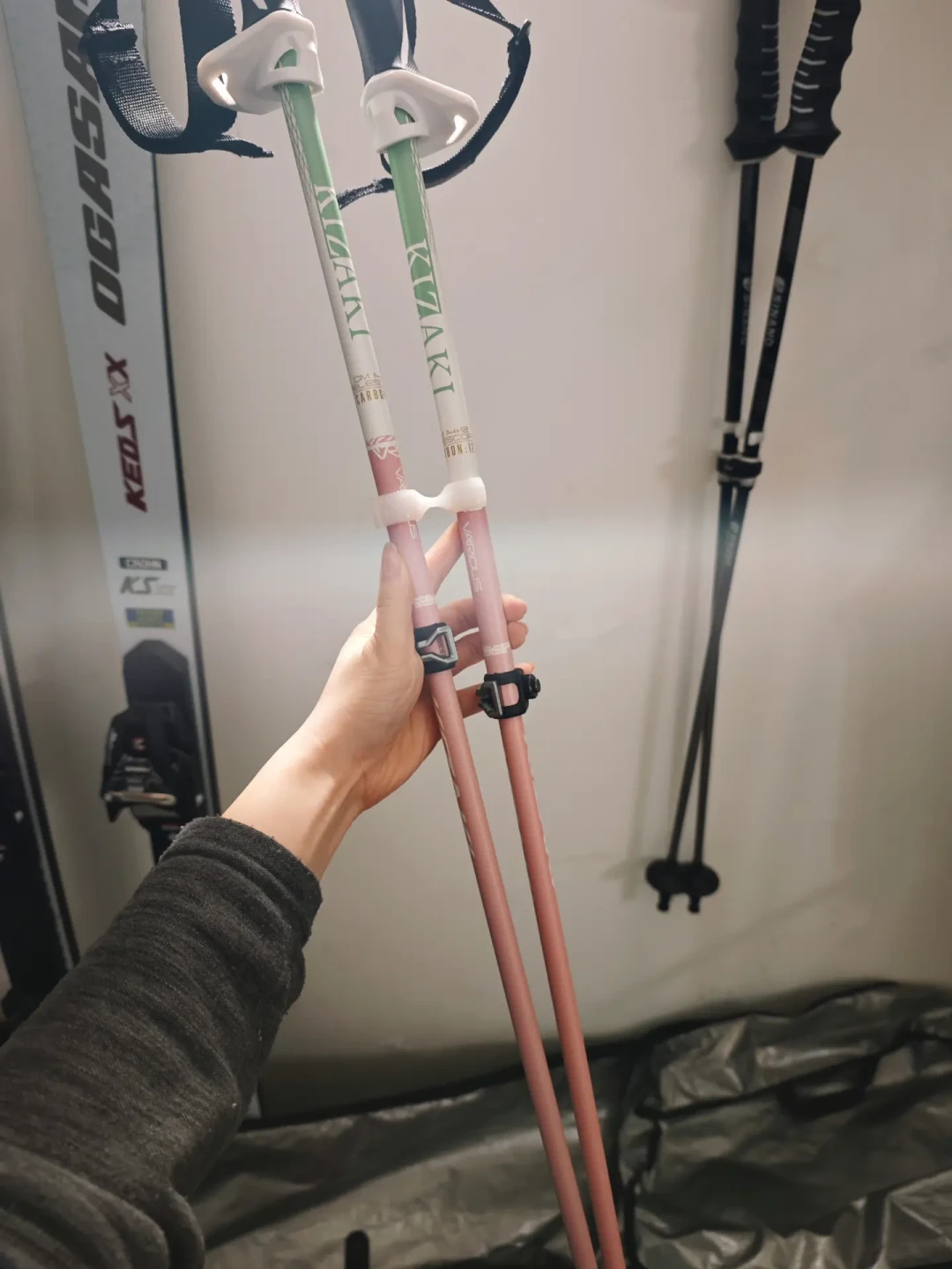 雪季开板前,先算清LEKI雪杖这笔账:它的老家不在山野而在雪场——租or买、定长or伸缩、Trigger三笔账一次讲完