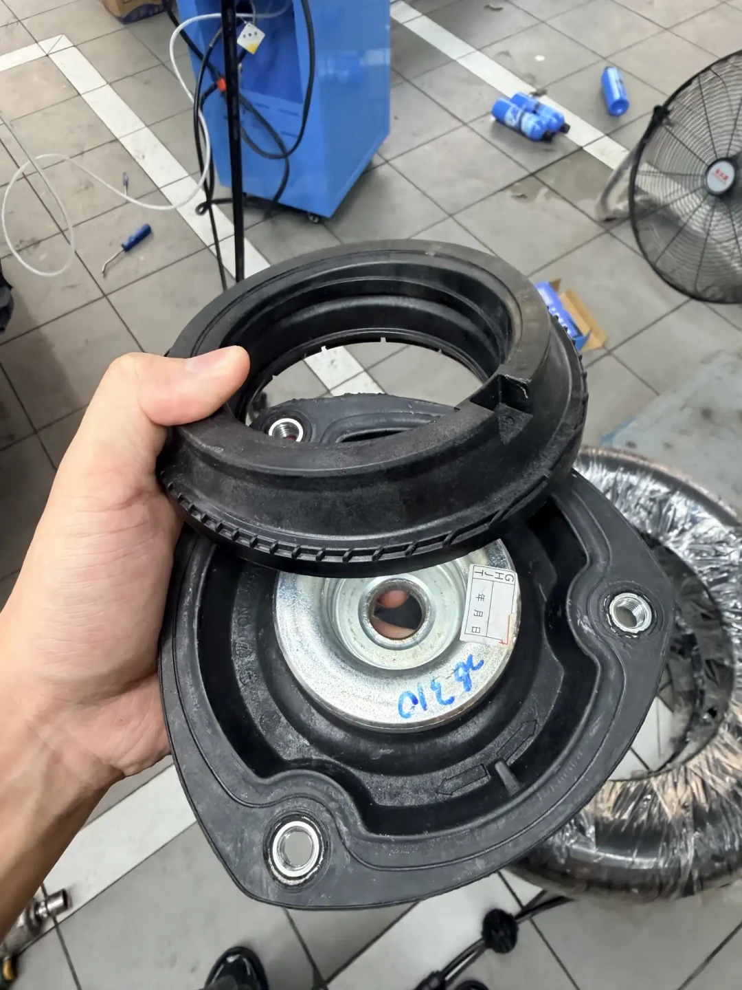 低速打方向“咯噔”响?先别怪避震:绞牙车主的塔顶轴承,一起装和响了再换是两本账