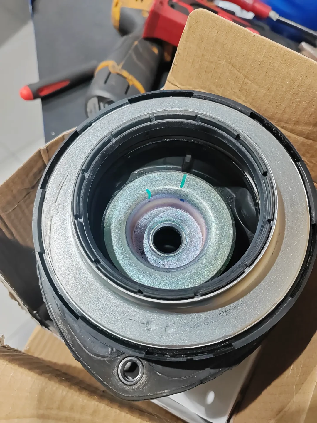 低速打方向“咯噔”响?先别怪避震:绞牙车主的塔顶轴承,一起装和响了再换是两本账