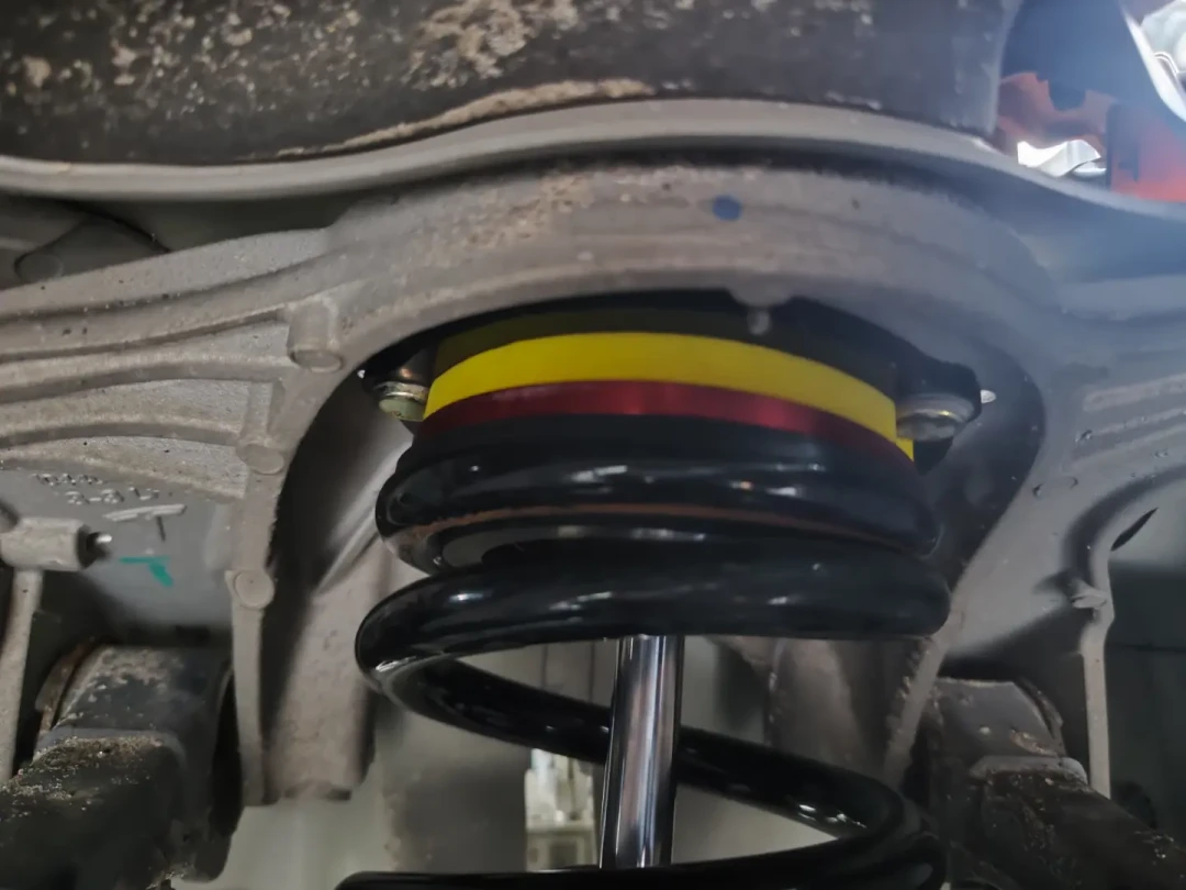低速打方向“咯噔”响?先别怪避震:绞牙车主的塔顶轴承,一起装和响了再换是两本账