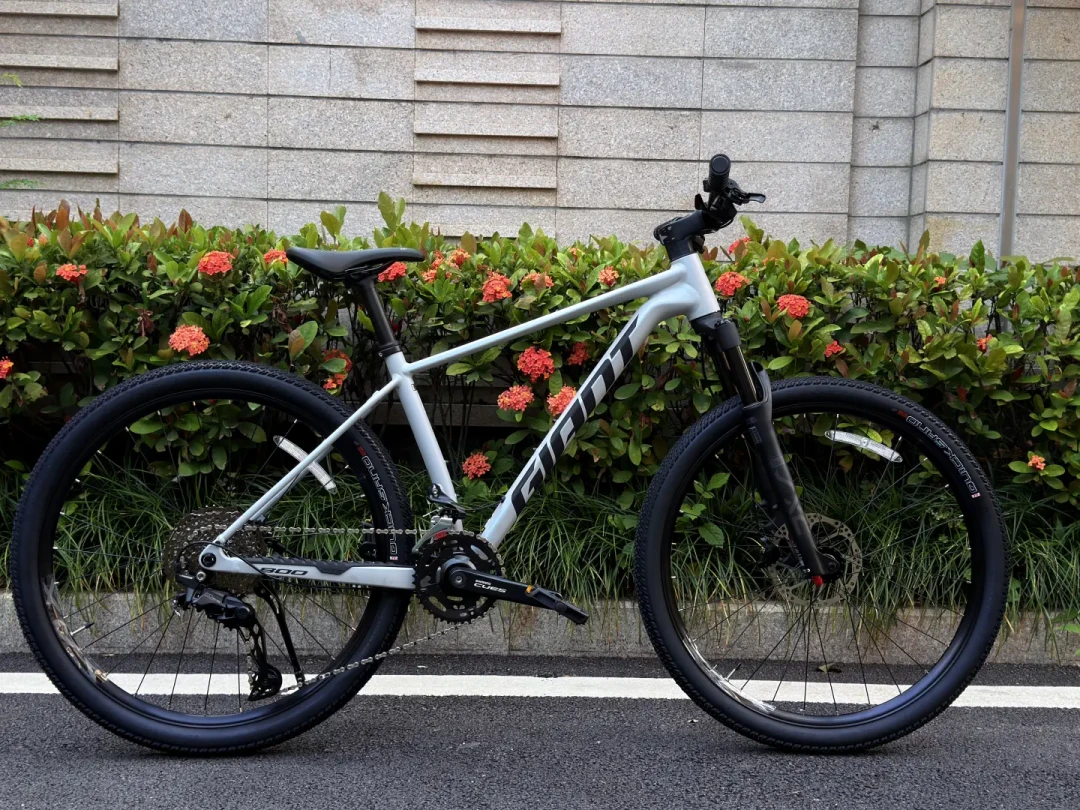 新款800等一个月、挑6等两个月:对完27款XTC800的8项变更和600条评论,四千元第一台山地车先比谁家货架有货