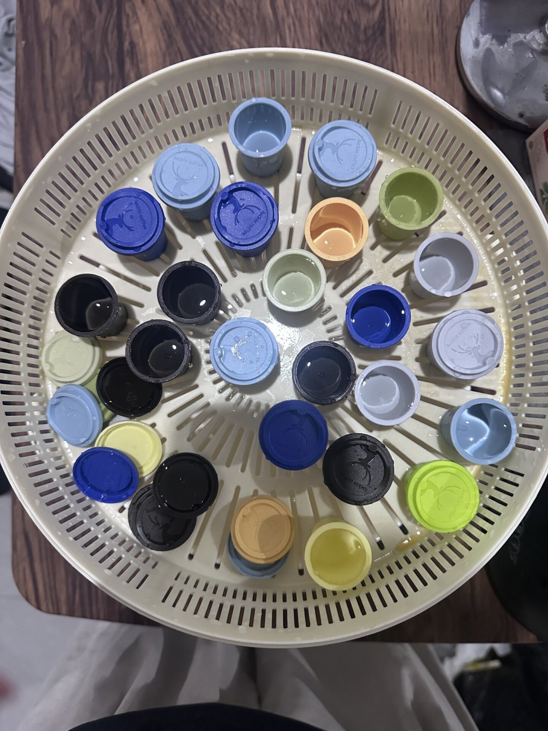 出清的胶囊堆满全网:2块7一颗的正品没人信,2019年的货反倒有人接盘;对完试纸恐慌帖,过期胶囊真正的雷根本不在日期上