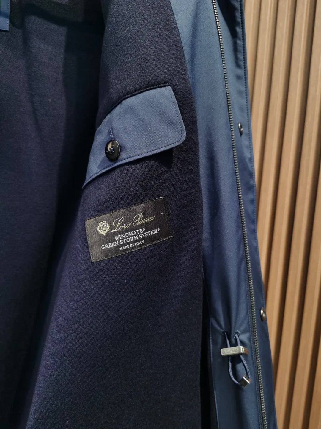 今年秋天,一半静奢男装都在纠结这件 Loro Piana:2026 款 Traveller 悄悄换了面料,五档材质三档价格,哪笔钱能省?