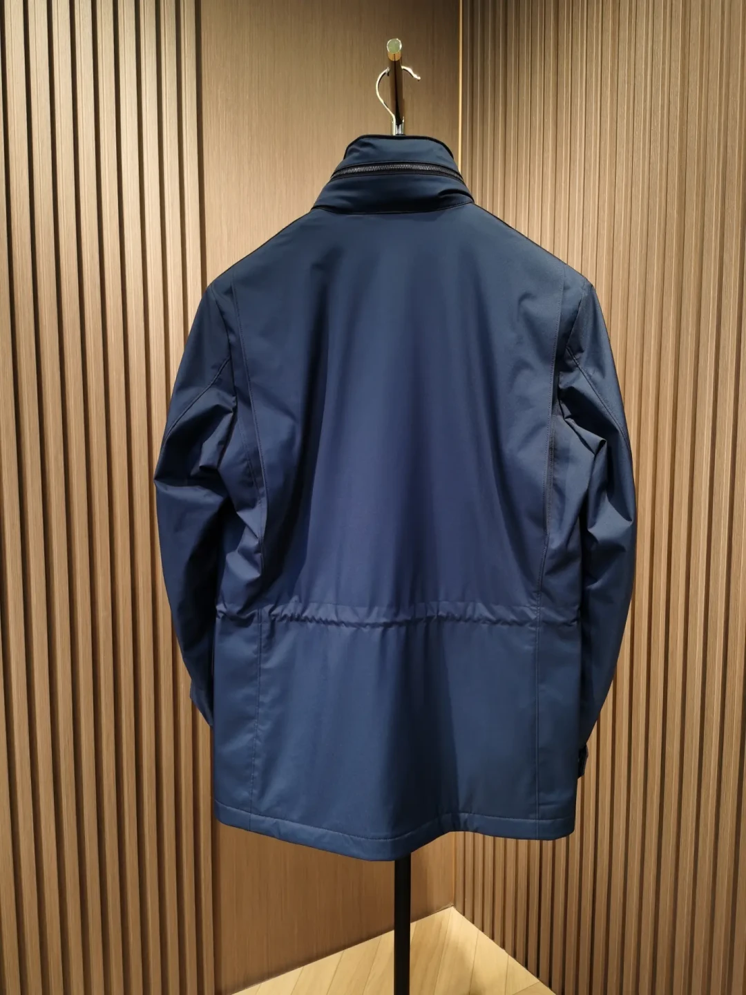今年秋天,一半静奢男装都在纠结这件 Loro Piana:2026 款 Traveller 悄悄换了面料,五档材质三档价格,哪笔钱能省?