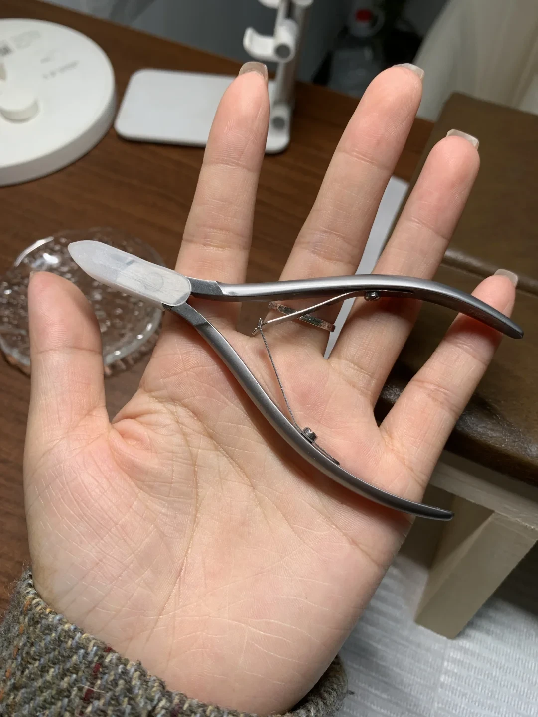 死皮剪比价签更该看:扒完4月到9月的美甲感染报道,要防的不是恐慌,是三件事
