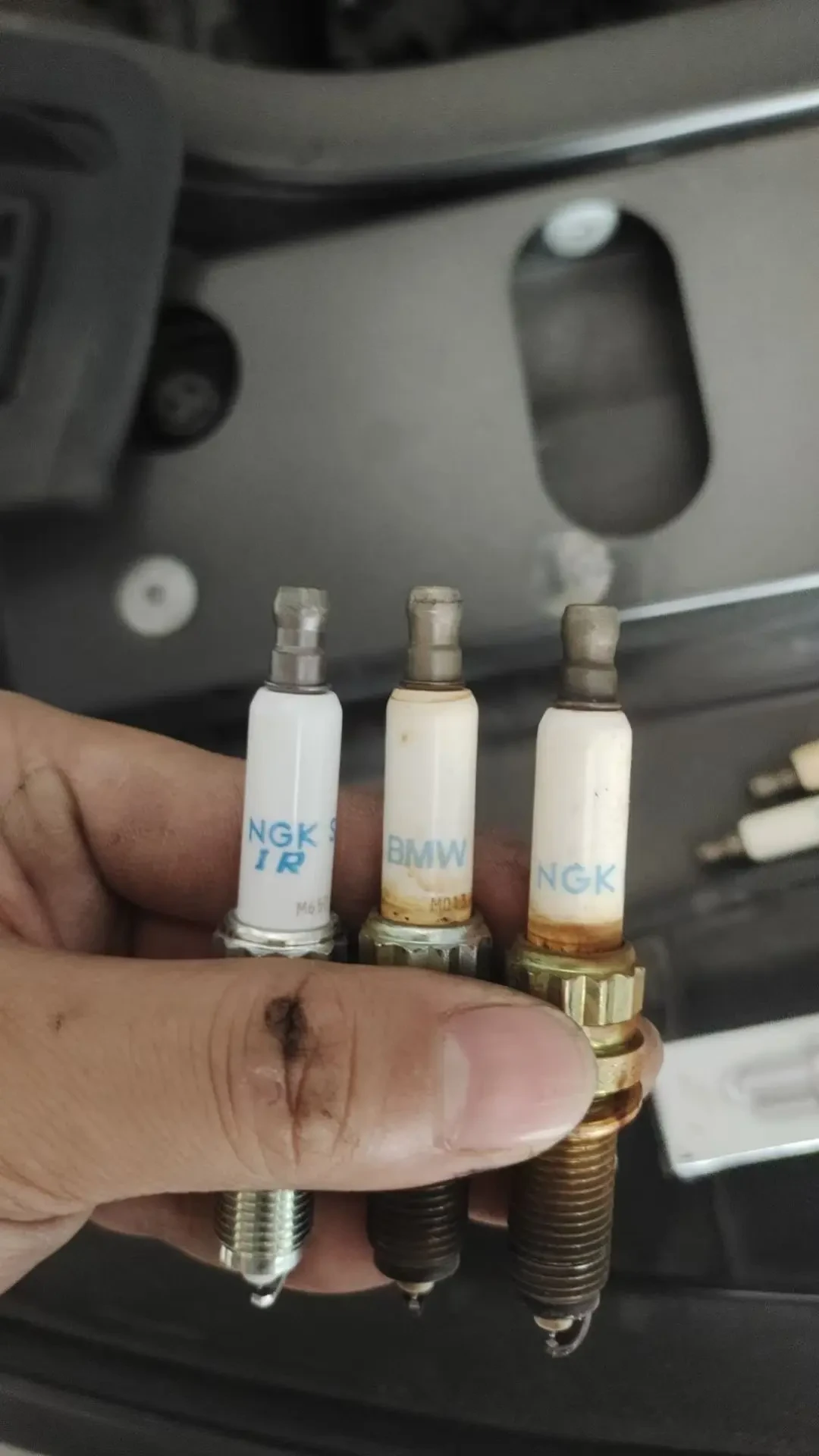 4S报价1080的原厂塞,和师傅手里70一支的塞,都是NGK/冠军代工的:宝马B系火花塞的差价账与2万vs3万里程之争