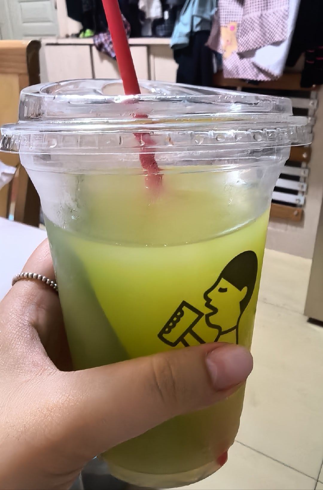 往喜茶里加酒火了半年,但刷屏的其实是两派:同一杯