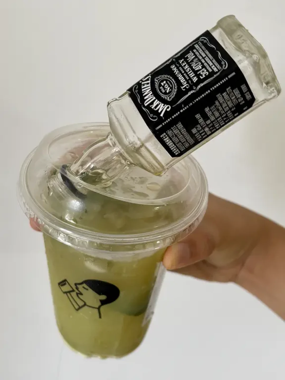 往喜茶里加酒火了半年,但刷屏的其实是两派:同一杯
