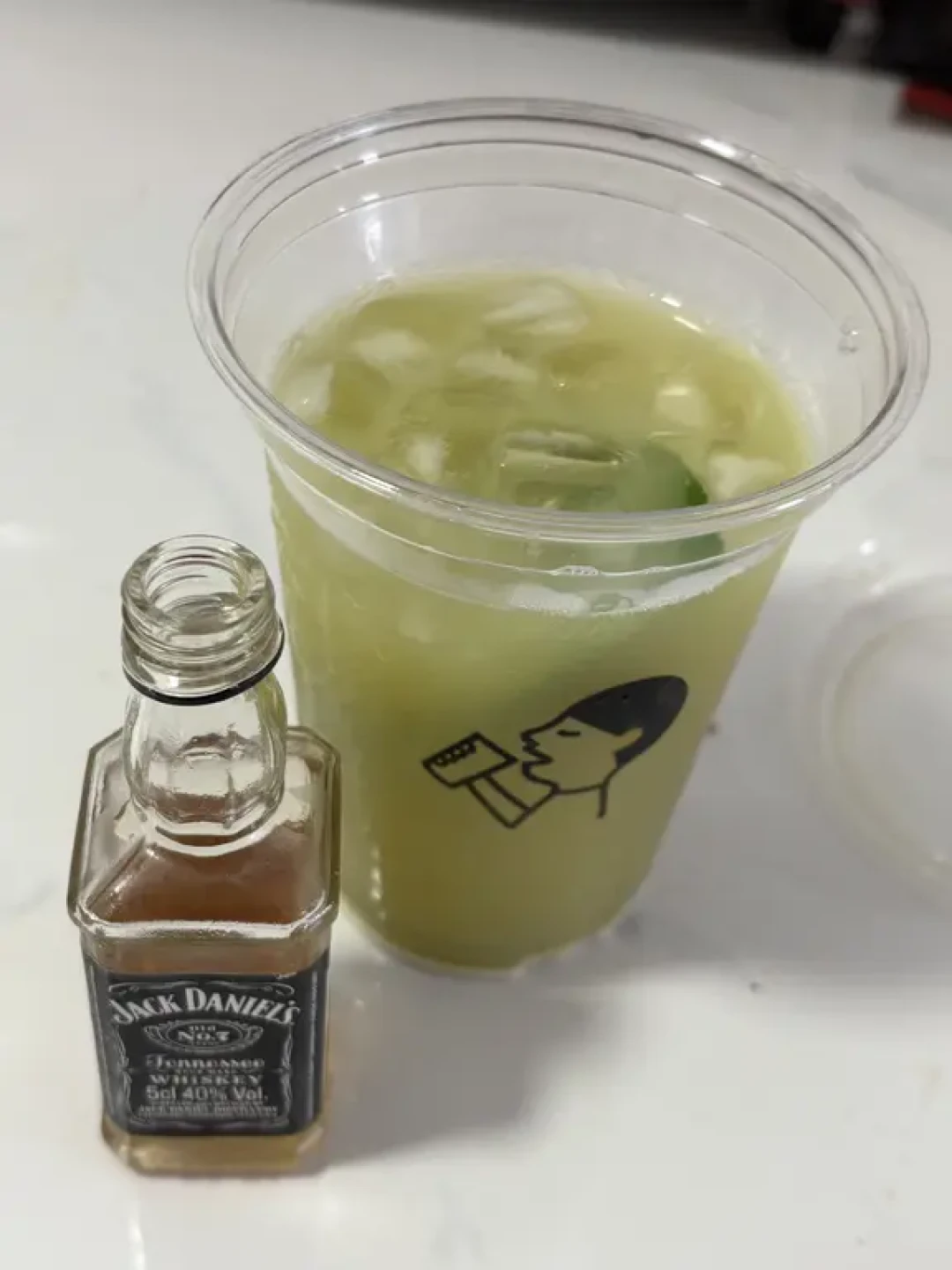 往喜茶里加酒火了半年,但刷屏的其实是两派:同一杯