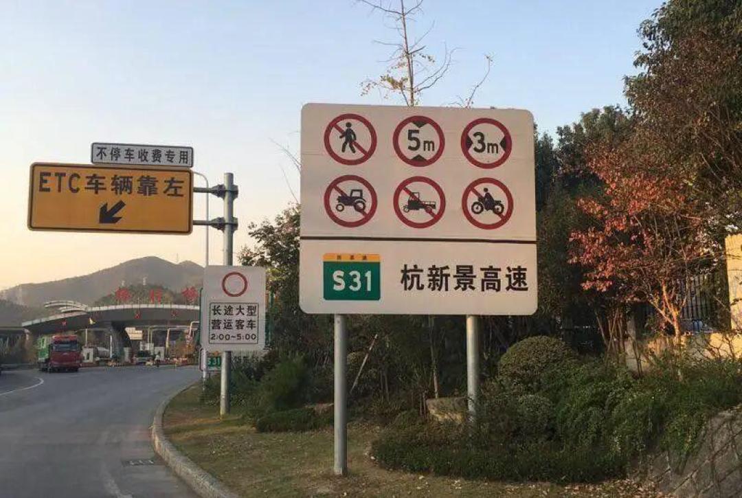 国庆13天摩旅,出发前第一件事不是抄“高速禁摩名单”:同月三份名单互相打架,广东被写成合法、甘肃被写成禁行,只有这通电话靠谱