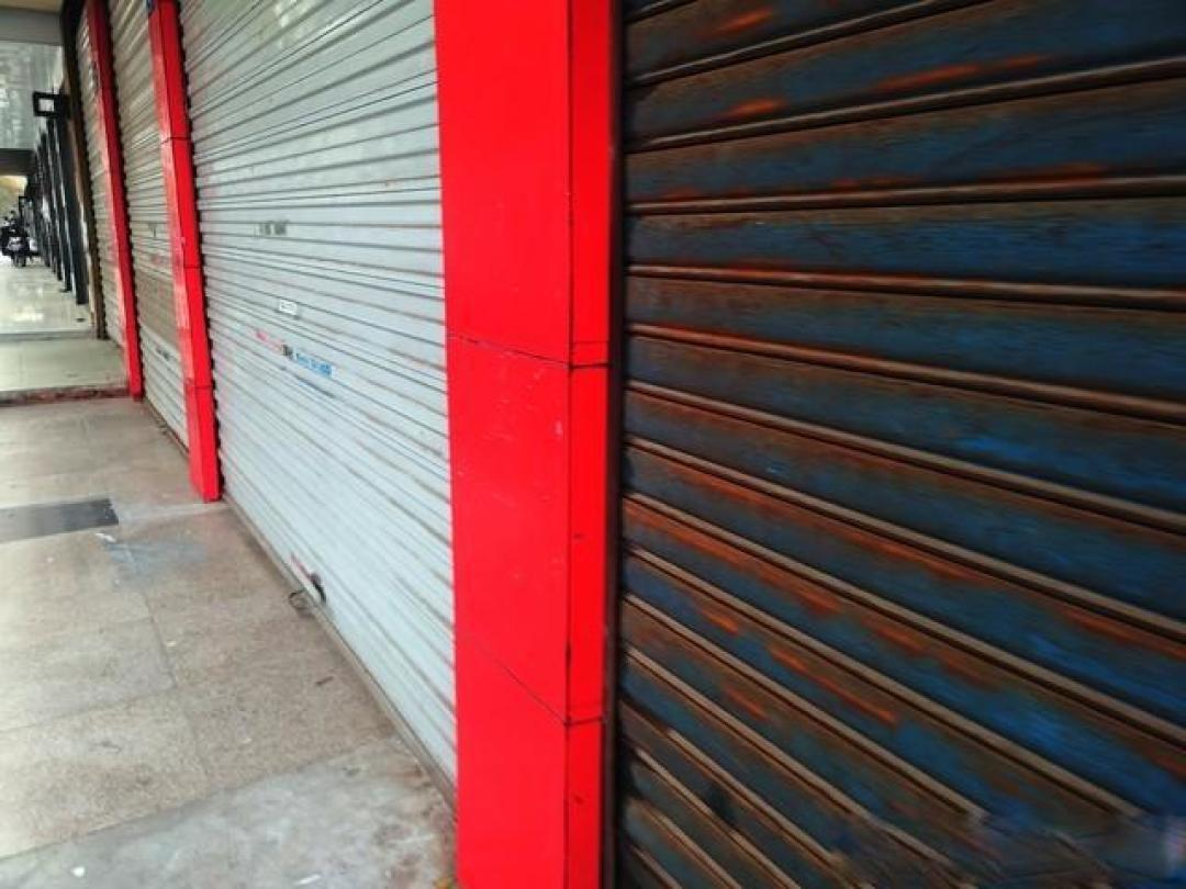 网购冲击下楼下菜摊炒货店关门,实体小店如何守护街巷烟火气