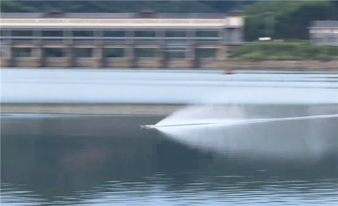 博主手搓遥控虾艇水面狂飙325km/h:跻身全国前三