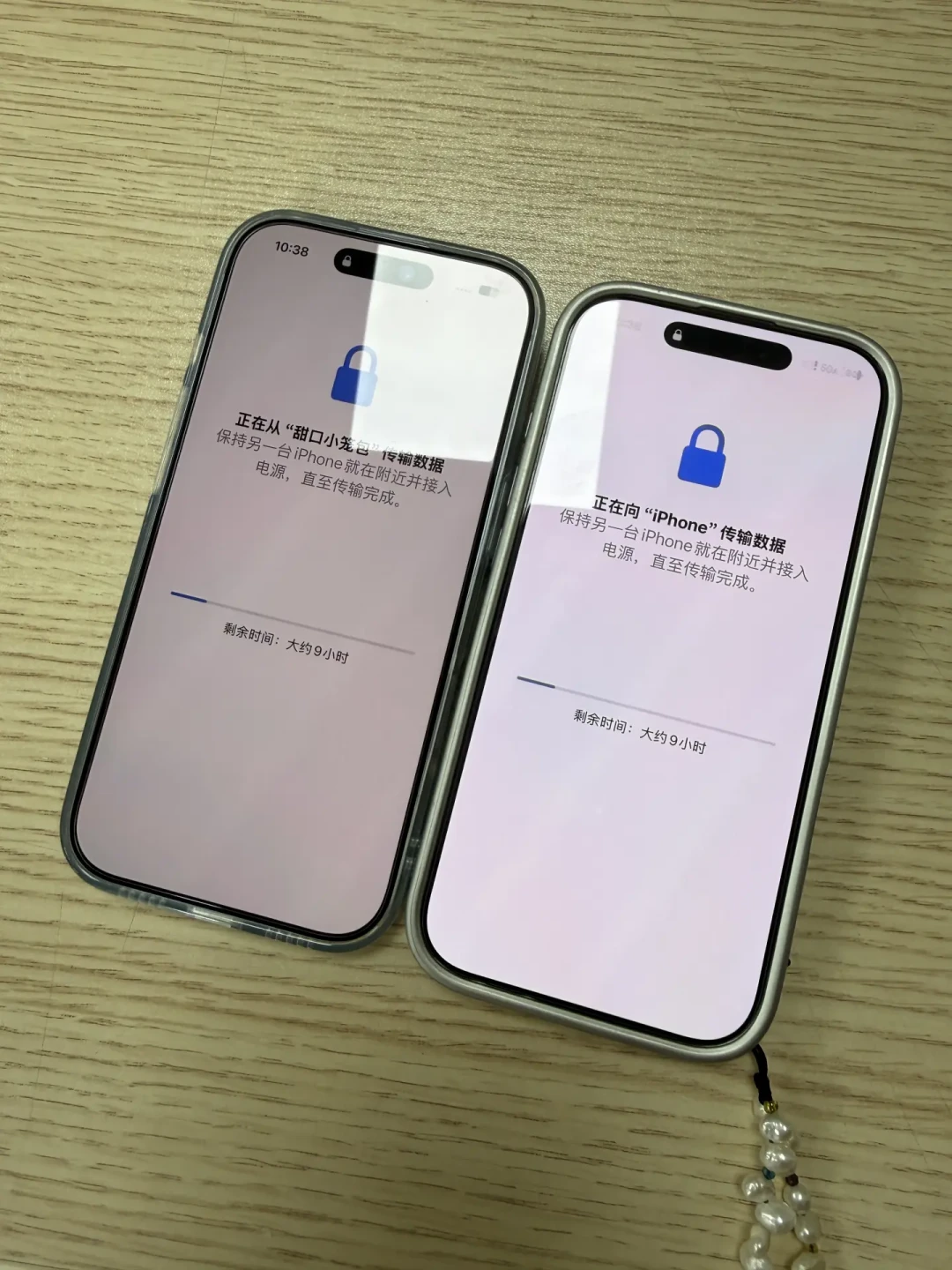 18 Pro 开售首周末,迁移卡死先别摔手机:「剩余 7 小时」多半是吓唬人——先更新系统再传输,重启、挪 SIM 卡、插线直连、电脑兜底,评论区验证过的顺序,连微信「处理中」二段卡顿和电饭煲玄学,我替你捋清了
