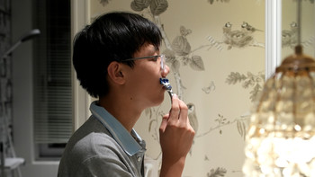从偷刮胡子的少年,变成给儿子选剃须刀的爸爸:第一把剃须刀怎么选