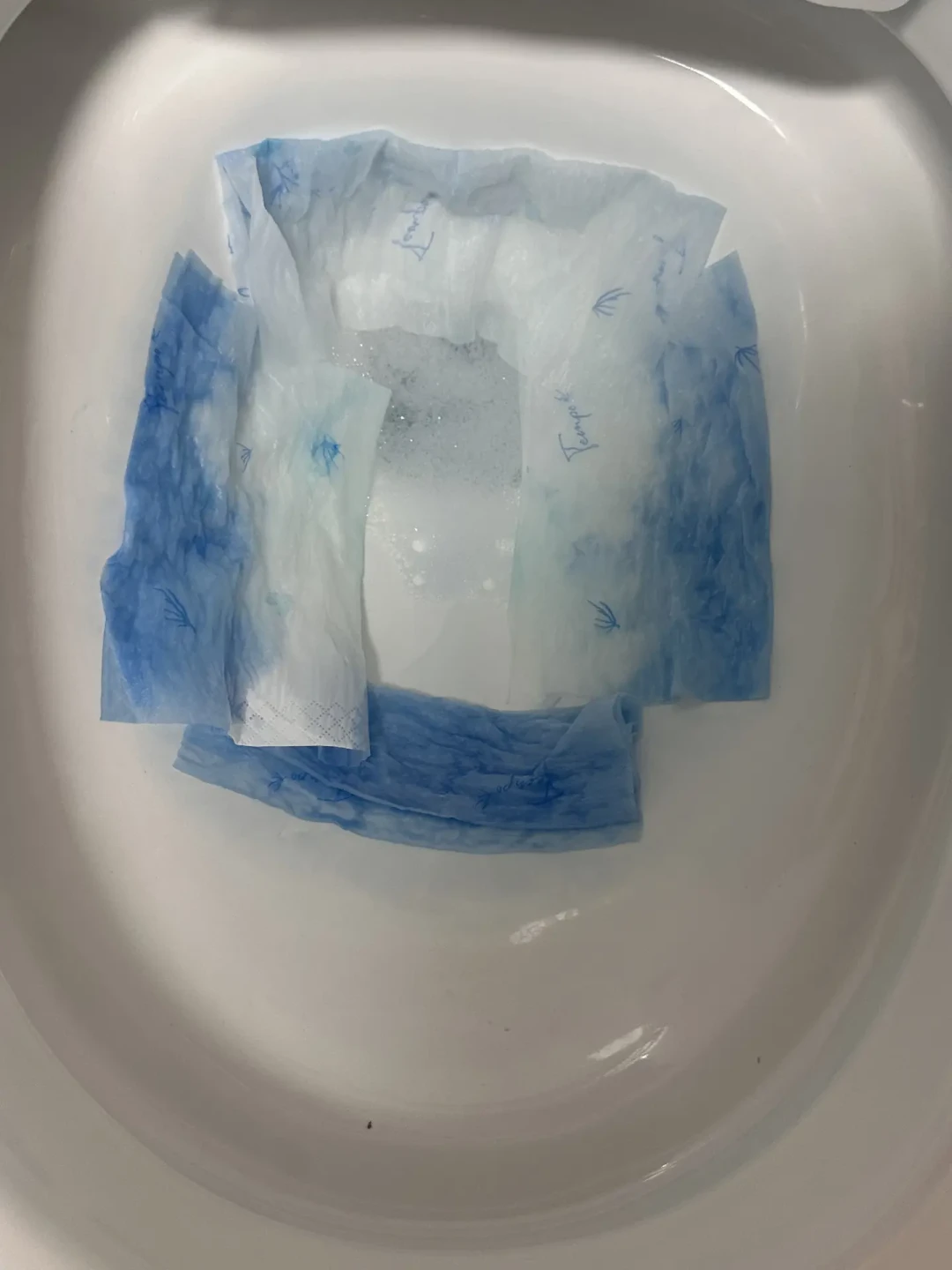 马桶里一圈尿垢黄,还想抄「可乐泡一夜」?别急着开瓶,更别把84倒进马桶:先分清是水垢、尿垢还是霉,再看垢有多厚,决定白醋敷、洁厕灵敷还是分几轮敷——酸性洁厕灵和含氯的永远别碰面