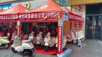 四个月前还在发涨价函，雅迪转头降了600元：翻完门店实拍、6份半年报和本周10条成交帖，“最高降1500”的水分和双节砍价空间算清了