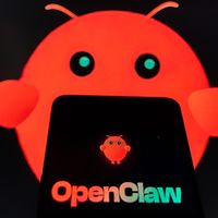 3月千人排队装"虾"，9月评论区集体降级：OpenClaw从631万活跃掉到141万，有老玩家实测2.0的"自我进化"让token费用涨了5倍——继续养、回滚、换"爱马仕"还是换68元包月，先把这盘退烧账看懂