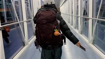 20寸箱子被拦疯了，小鹰的登机实录却在另一个世界？国庆出发前交叉读完20多条实测帖，把框、背板、重量、钱四笔账一次对完