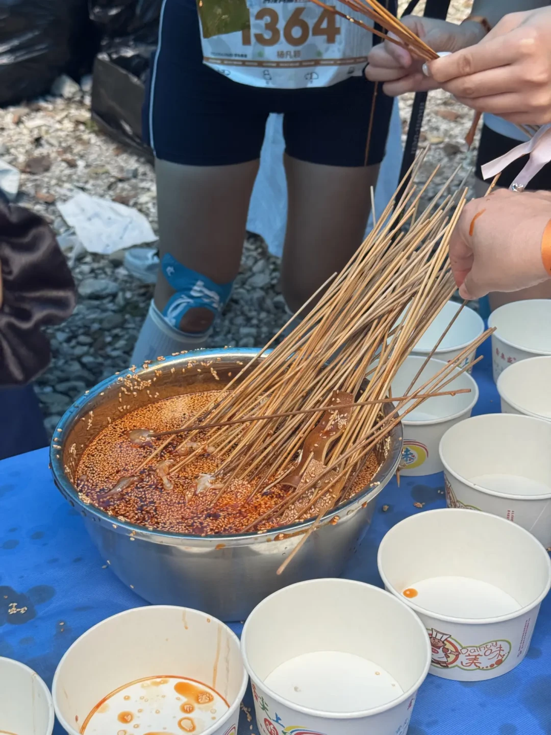 一半夸爆一半骂翻:对完30多篇HOKA飞跑嘉年华完赛帖,首野党先对完