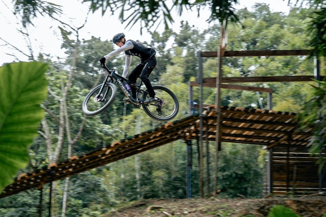Enduro世界杯快没了,速降赛却开进商场:这份秋天的速降日历,给只会在手机里看骑车的你