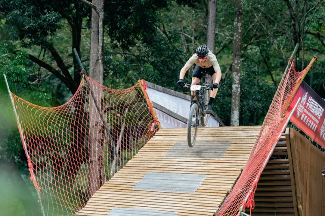 Enduro世界杯快没了,速降赛却开进商场:这份秋天的速降日历,给只会在手机里看骑车的你