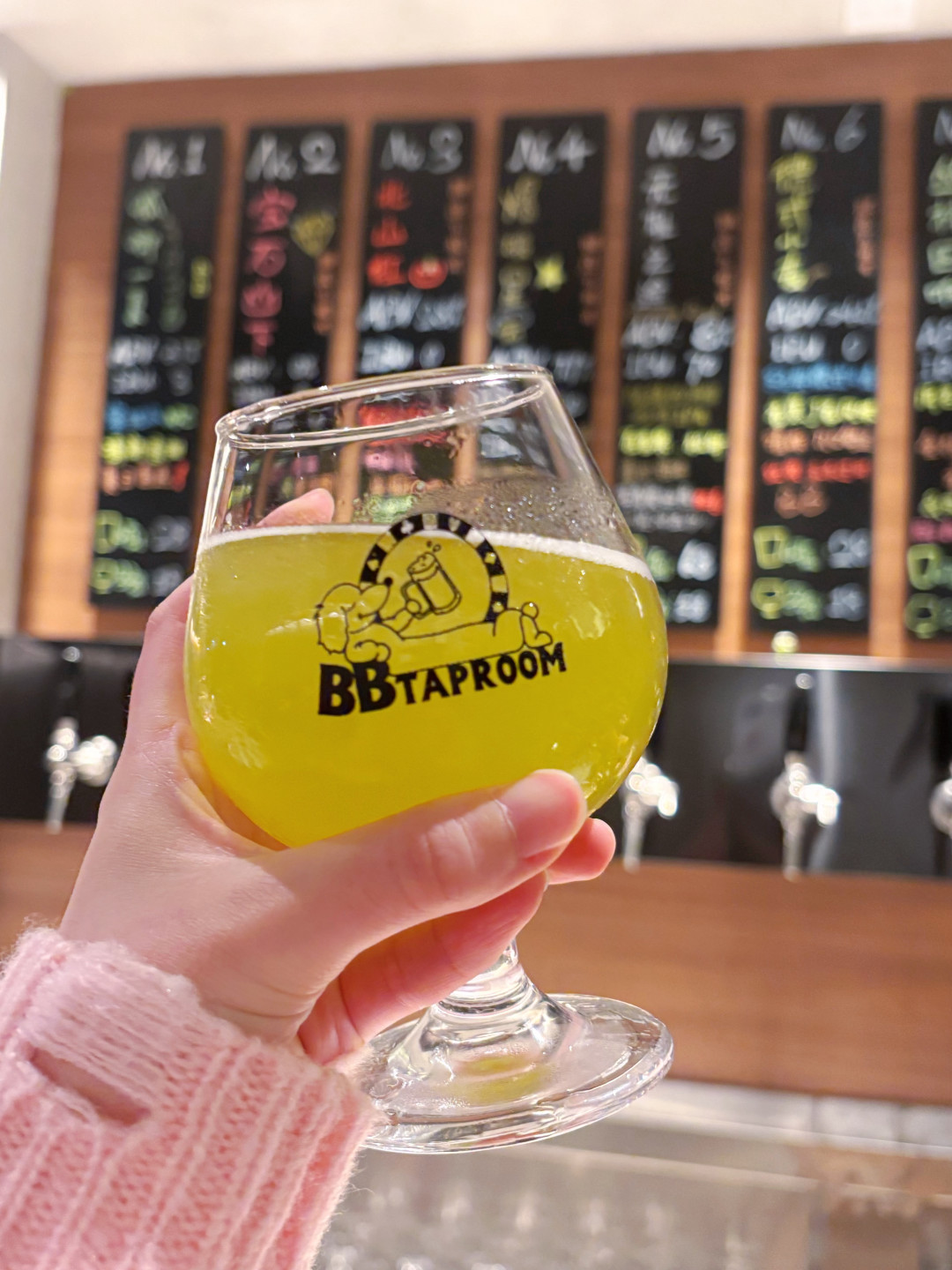 第一次进精酿酒吧,先别被“百香果”吓走,也别硬点双倍IPA:这条苦度梯度点单路线保面子也保钱包