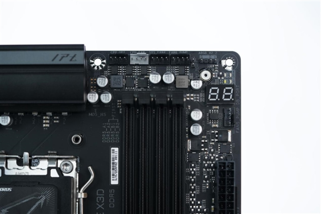 16+2+2相供电 配4路M.2!技嘉B850 AORUS ELITE X3D图赏