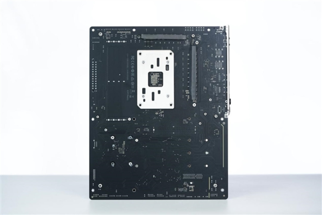 16+2+2相供电 配4路M.2!技嘉B850 AORUS ELITE X3D图赏